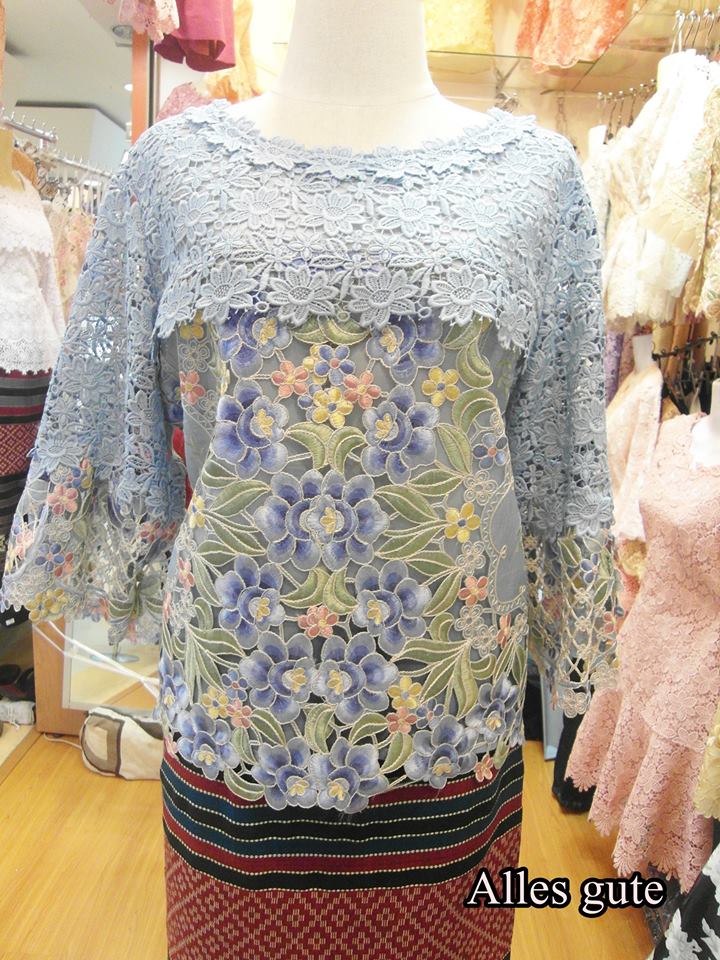 เสื้อลูกไม้สีฟ้าสดใส pink boutique size 44 #เสื้อลูกไม้ลูกไม้ใยสับปะรด #เสื้อลูกไม้