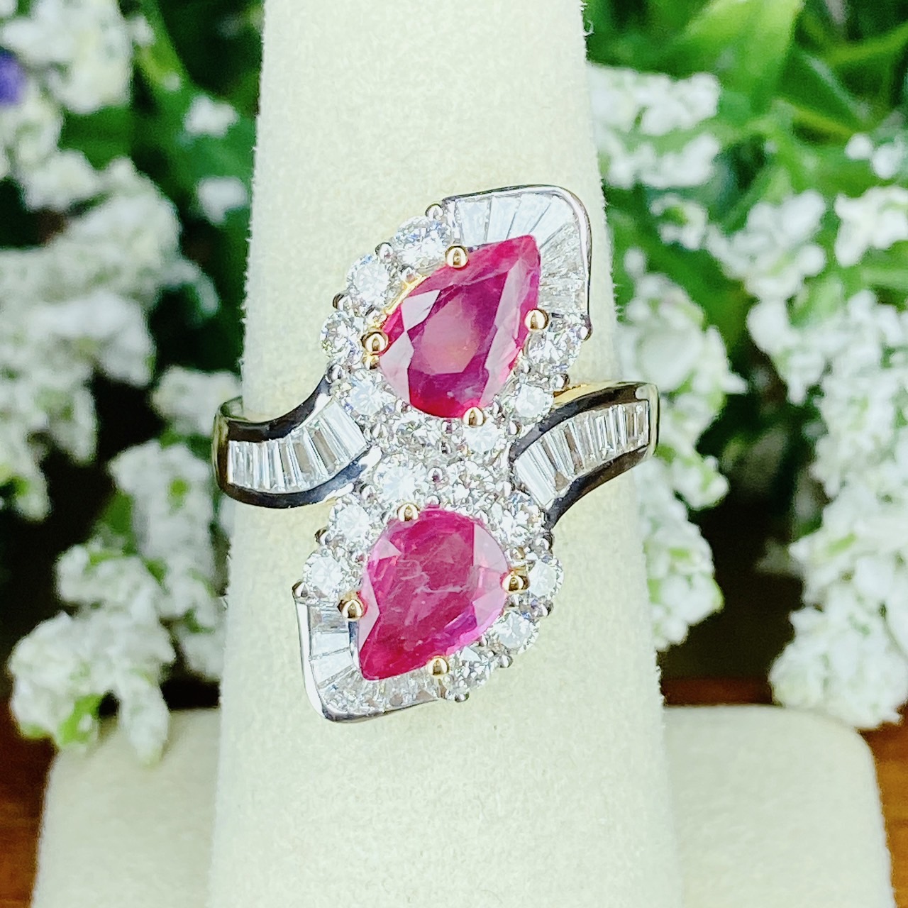 แหวนพลอยทับทิมพม่ารูปหยดน้ำสีสวยออกแบบมาสวยงาม เพชรขาวล้อมเพชรรอบ ฝังเพชรแทปเปอร์บ่าข้าง Cross setting วงนี้ราคาดีมากๆค่ะ