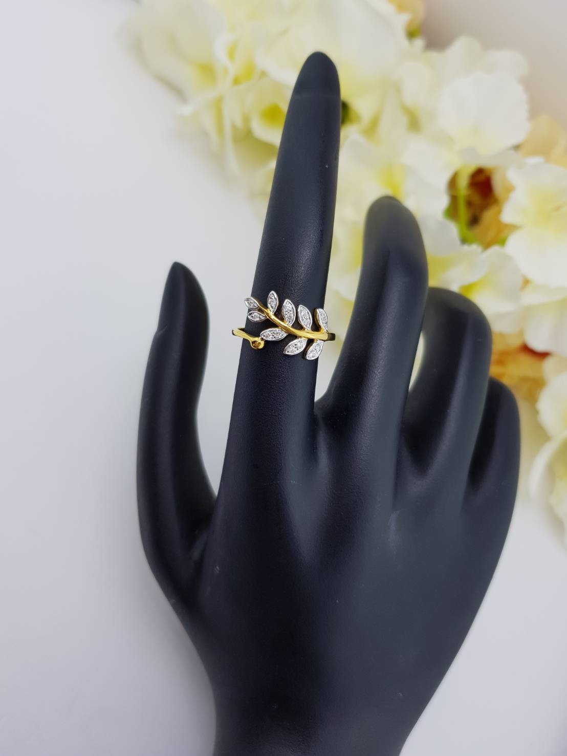 สั่งผลิตเพชรเบลเยี่ยมคัท แหวนแต่งงาน แหวนหมั้น ใส่เที่ยว ออกงาน แหวนทองคำ 18K เพชรแท้ 0.13 กะรัต 2.49 กรัม น้ำ 99 ราคาถูกมาก มีใบรับประกันค่ะ
