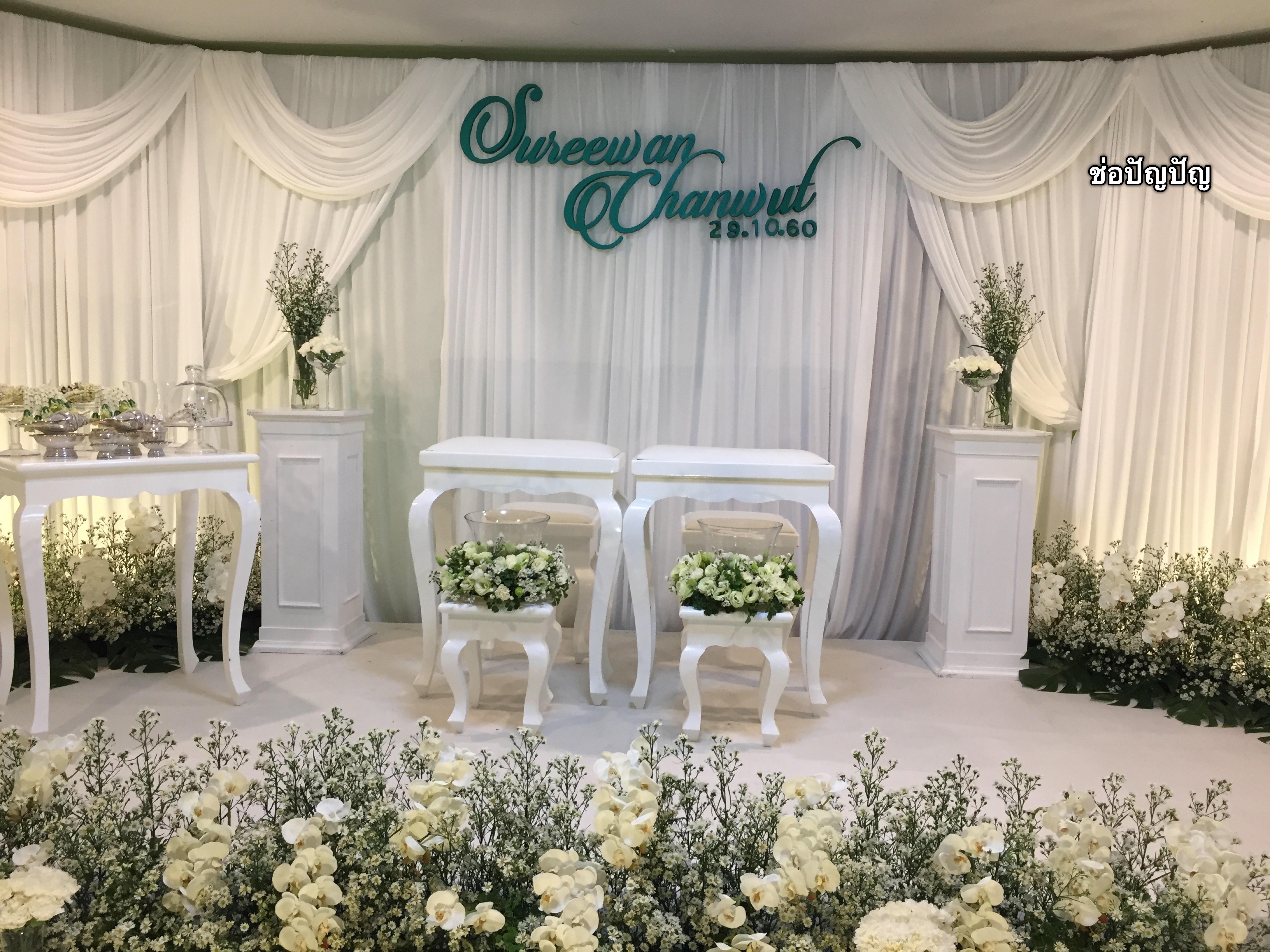 สถานที่หลั่งน้ำสังข์,แบคดรอปหลั่งน้ำสังข์ โทนขาวเขียว