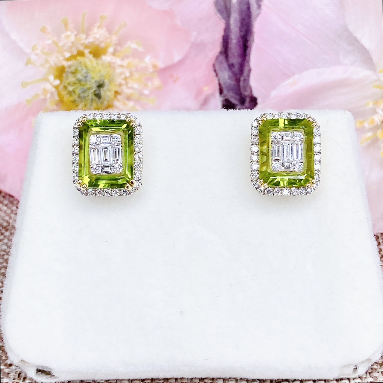 ต่างหู Natural Green Peridot โดยชุดผลงานนี้เราใช้ Peridot อัญมณีสีเขียวสวย สีเขียวใบมะกอก