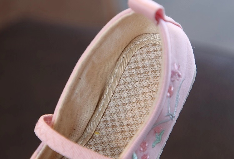 F รองเท้าจีนเด็ก ลายดอกไม้ หัวแหลม สีชมพูอ่อน