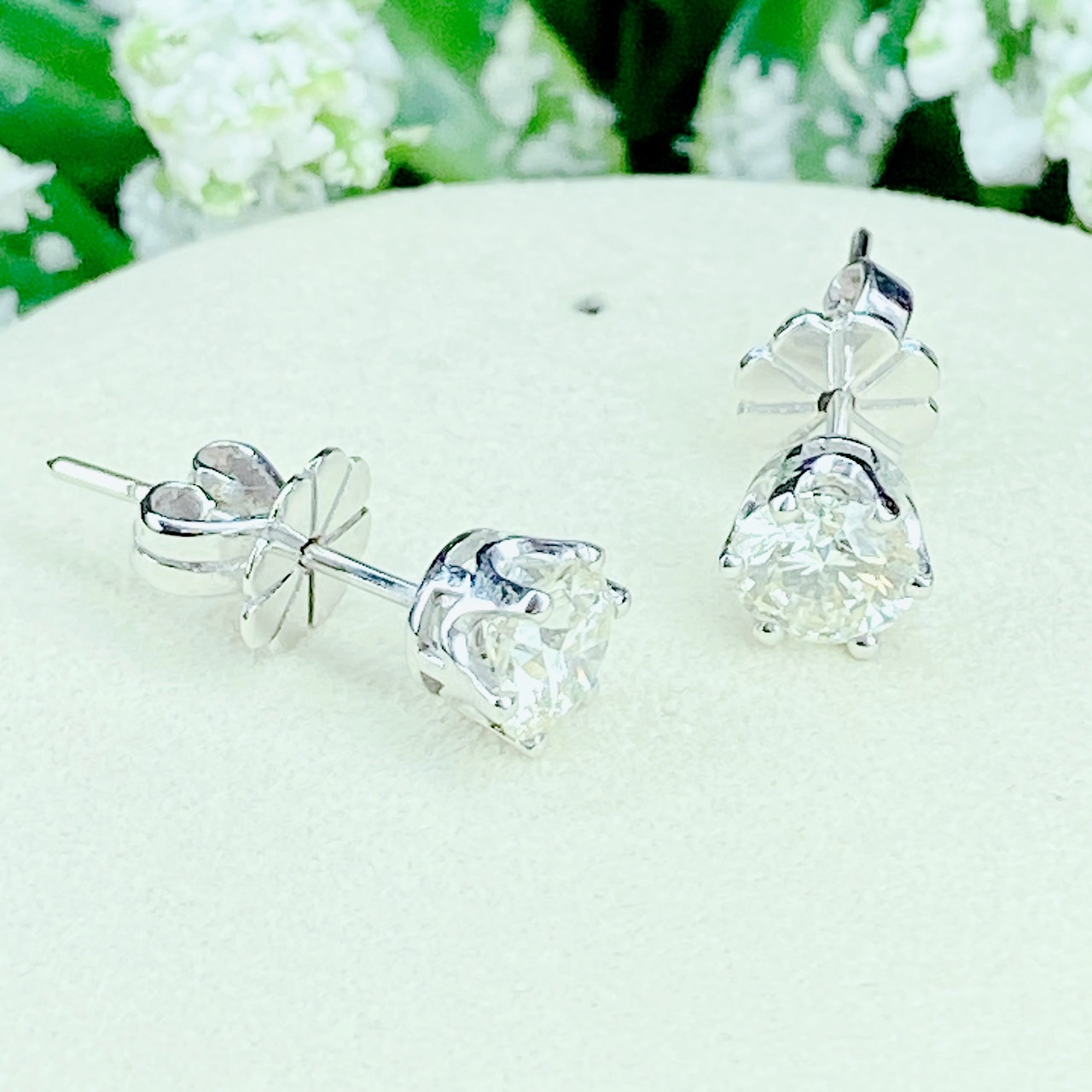 ต่างหูเพชรเม็ดเดี่ยวล้อมเพชรรอบทรงกลม เพชรกลาง เพชรเม็ดละ 75 ตัง ล้อมเพชรรอบ น้ำ98 คู่ใหญ่ น้ำสวย