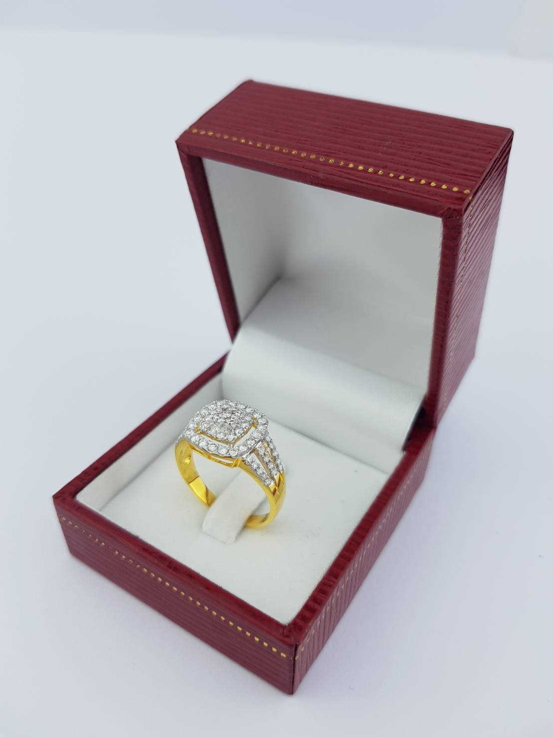 สั่งผลิตเพชรเบลเยี่ยมคัท แหวนแต่งงาน แหวนหมั้น ใส่เที่ยว ออกงาน แหวนทองคำ 18K เพชรแท้ 0.68 กะรัต 3.27 กรัม น้ำ 99 ราคาถูกมาก มีใบรับประกันค่ะ