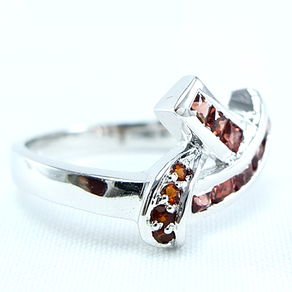 แหวนเงินแท้ราคาถูกชุบทองคำขาว พลอยแท้โกเมนเม็ดกลาง 0.60 กะรัต เม็ดข้าง 0.056 กะรัต งานประณีตสวยงาม สั่งผลิตค่ะ