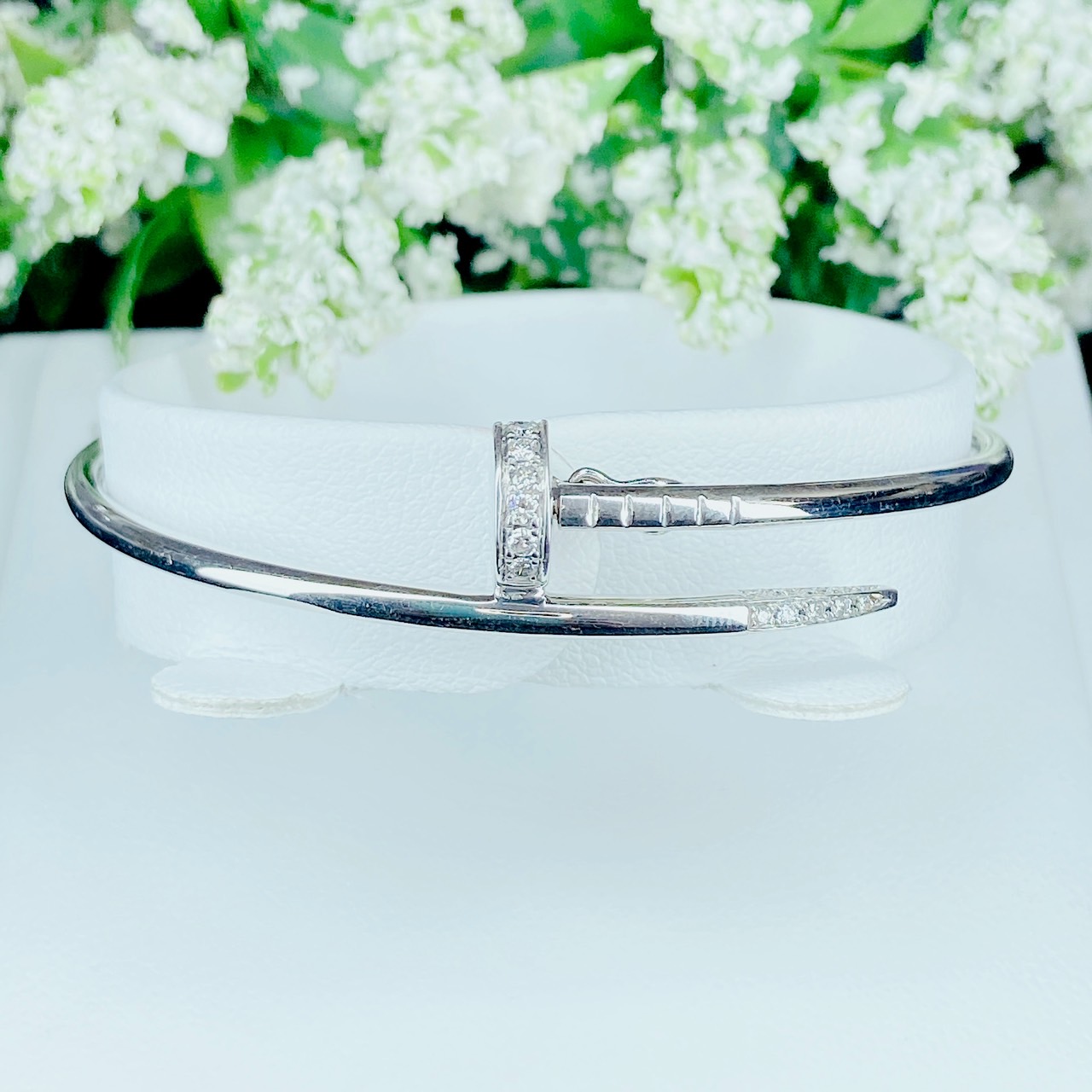 กำไลตะปูฝังเพชร สไตล์งานคาเทียร์ ตัวเรือนสีขาว White-gold ใส่แล้วอินเทรนด์มากๆ เป็นกำไลที่ต้องมีไว้ในครอบครองเลยค่ะ