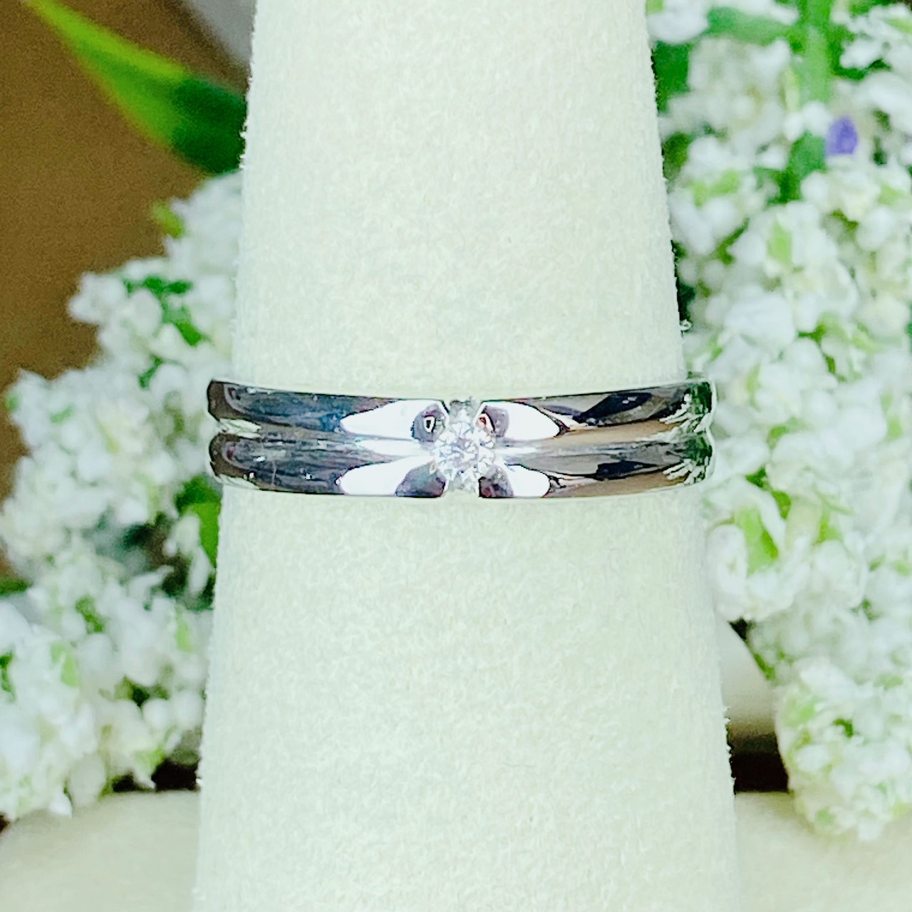 แหวนฝังเพชรทรงเกลี้ยงงานตัวเรือนนอกใส่สวยมากๆค่ะ ตัวเรือน White Gold. เพชรขาวสวย
