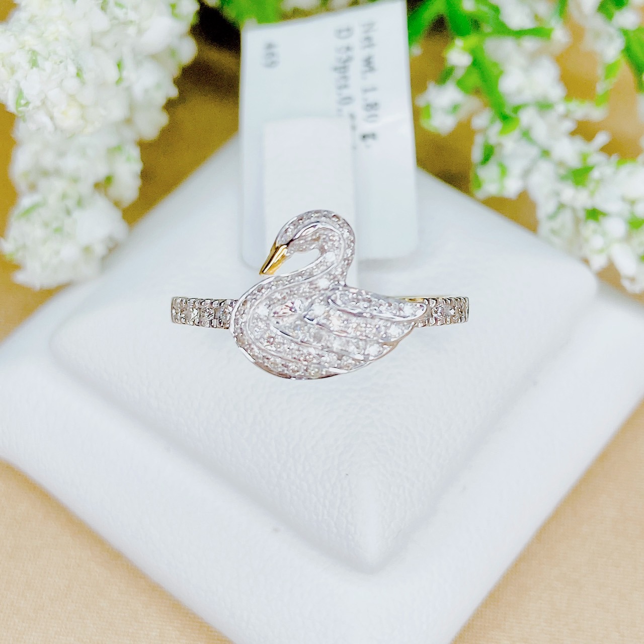 แหวนเพชรหงษ์ swan ring พร้อมประดับเพชรบ่าข้าง ตัวเรือนทอง yellowgold เพชรขาวใสเล่นไฟดีค่ะ วงนี้ใส่สวยน่ารักมากๆค่ะ น้องไม่ใหญ่มากนะคะ น้องรอเจ้าของอยู่น้าาาา