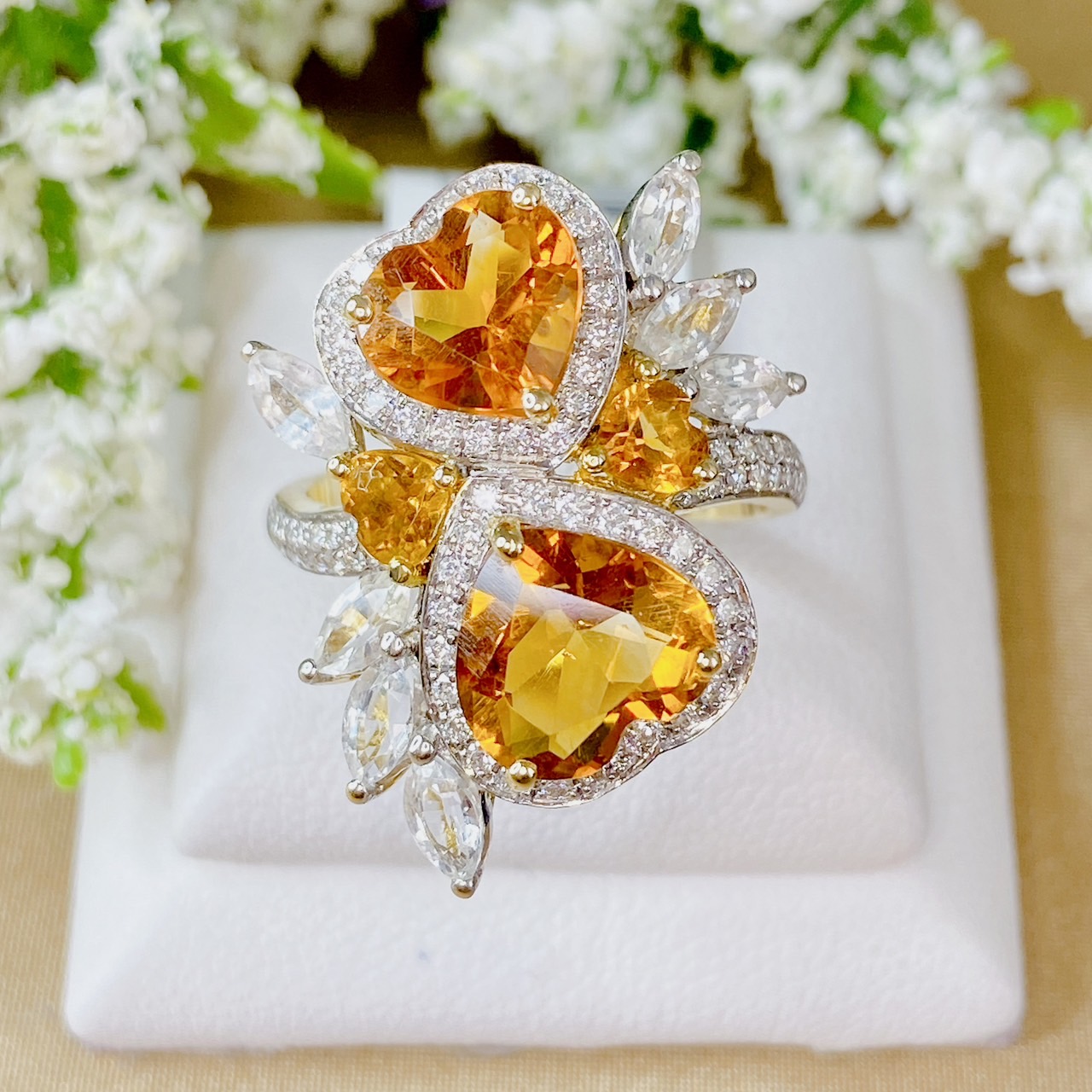 Citrine รูปหัวใจ ต่างไซส์ ล้อมด้วยเพชรน้ำ100 ประดับด้วยไว้ White Sapphire รูปทรงมาคีส์