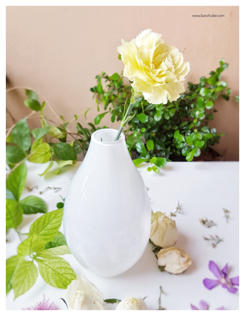 White Oval Glass Vase แจกันแก้วทรงรี สีขาว