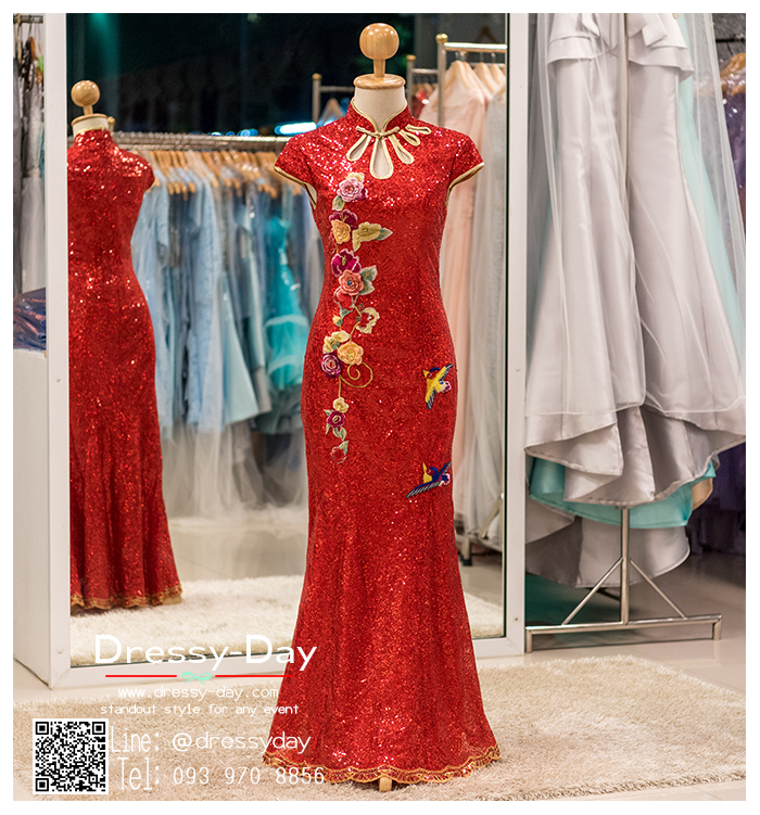 รหัส ชุดกี่เพ้า : KPL029 ชุดกี่เพ้าประยุกต์ตกแต่งกริตเตอร์อย่างสวยงาม แบบยาว ชุกกี่เพ้าสวยๆ เข้ารูปปักรูปดอกไม้ แขนกุด กุ๊นผ้าสีทองที่แขนและคอ สวยหรู เหมาะใส่งานแต่งงงาน ตรุษจีน