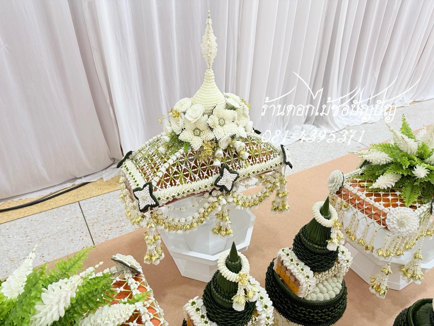 เครื่องบวชดอกไม้สดสีขาว