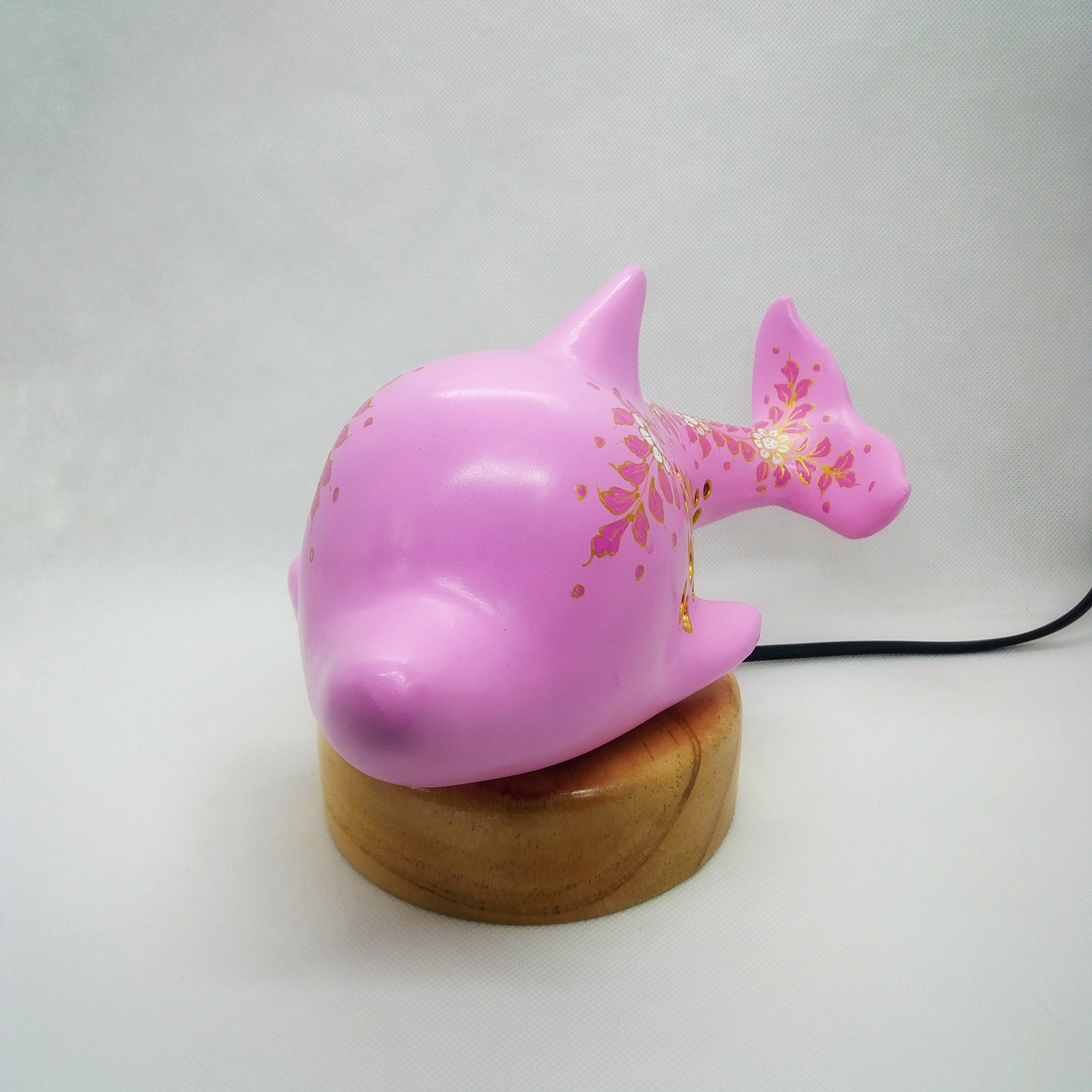 โคมไฟโลมาสีชมพู แบบฐานไม้ XL