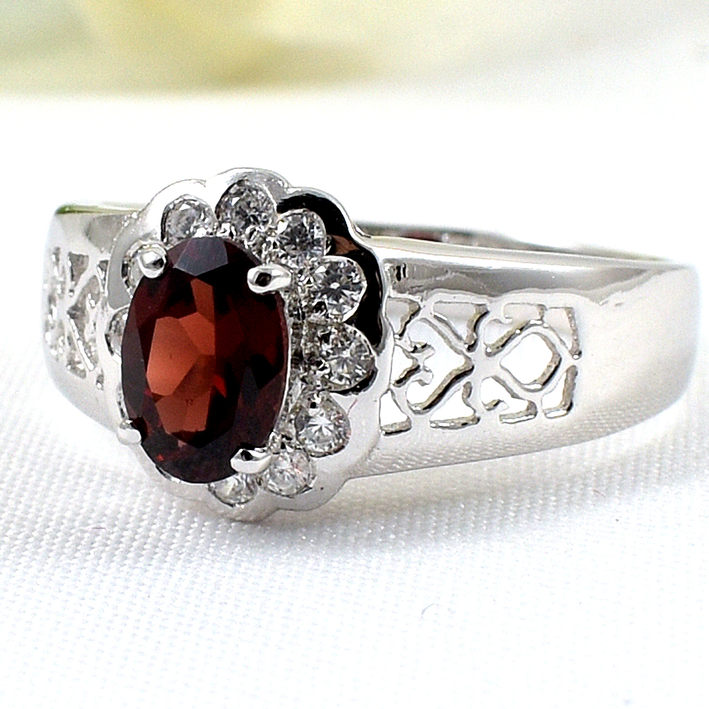 แหวนเงินแท้ราคาถูกชุบทองคำขาว พลอยแท้โกเมน 0.95 กะรัต เพชรCZ 0.18 กะรัต งานประณีตสวยงาม สั่งผลิตค่ะ