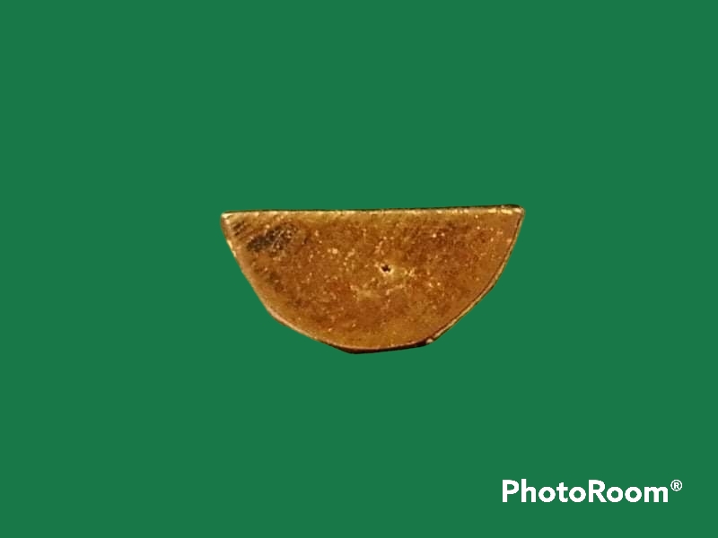 รูปเหมือนหล่อ หลวงพ่อพระใส วัดโพธิ์ชัย จ.หนองคาย ปี 2539 เนื้อกะหลั่ยทอง ขนาด 1.4 x 2.5 cm.