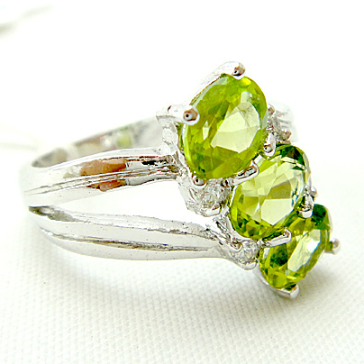 แหวนเงินแท้ราคาถูกชุบทองคำขาว เพอริดอทแท้ 2.85 กะรัต เพชรCZ 0.12 กะรัต งานประณีตสวยงาม สั่งผลิตค่ะ