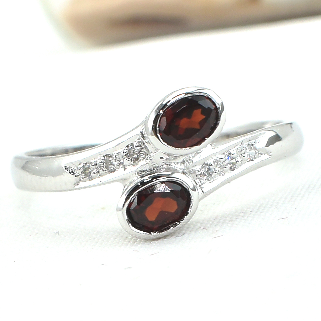 แหวนเงินแท้ราคาถูกชุบทองคำขาว พลอยแท้โกเมน 0.50 กะรัต เพชรCZ 0.06 กะรัต งานประณีตสวยงาม สั่งผลิตค่ะ