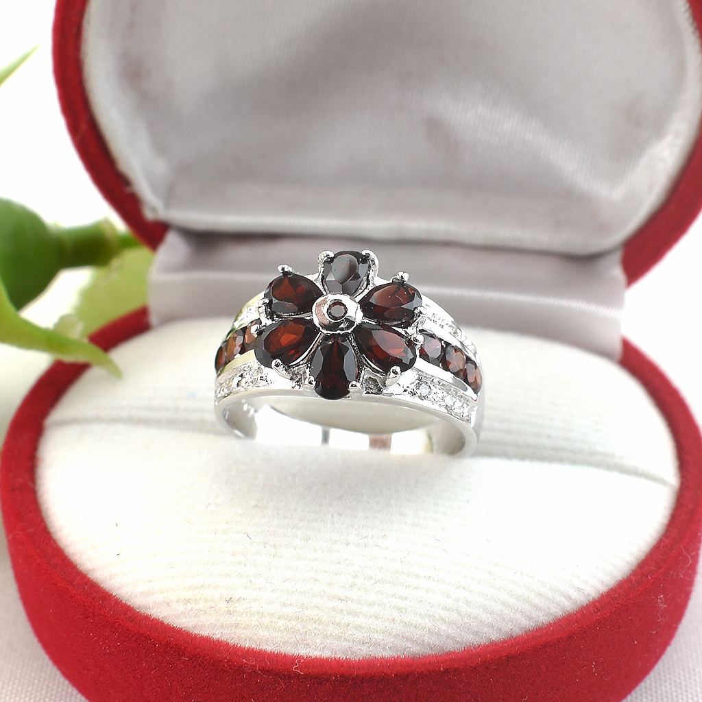 แหวนเงินแท้ราคาถูกชุบทองคำขาว พลอยแท้โกเมนเม็ดกลาง 2.75 กะรัต เม็ดข้าง 0.72 กะรัต เพชรCZ 0.12 กะรัต งานประณีตสวยงาม สั่งผลิตค่ะ