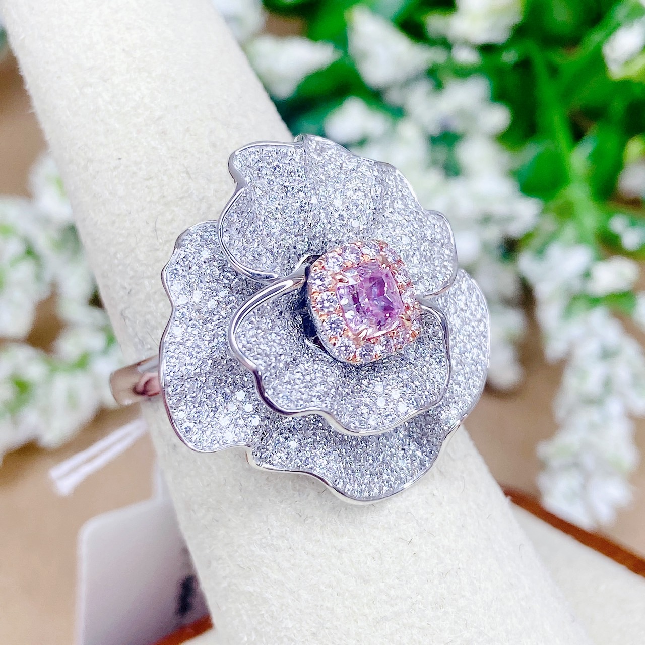 แหวนดีไซน์สวยเพชรสีชมพู ตัวเรือนงานเกรดส่งออก ตัวเรือนแหวน White Gold.ใส่เด่นสง่ามากค่ะ ขึ้นตัวเรือนแหวนเป็นลายดอกไม้ฝังเพชร