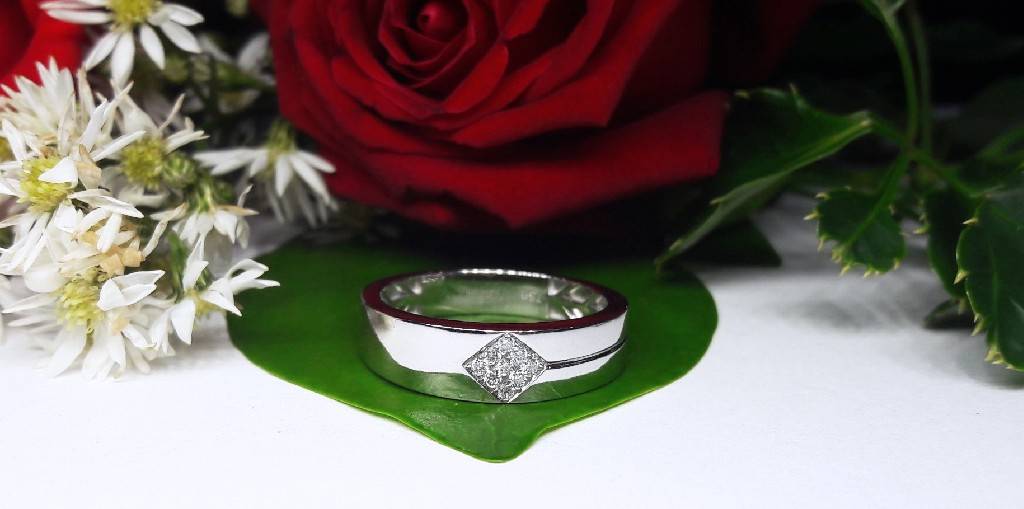 สั่งผลิตเพชรเบลเยี่ยมคัท แหวนแต่งงาน แหวนหมั้น ใส่เที่ยว ออกงาน แหวนทองคำ 18K เพชรแท้ 0.08 กะรัต 6.00 กรัม น้ำ 99 ราคาถูกมาก มีใบรับประกันค่ะ