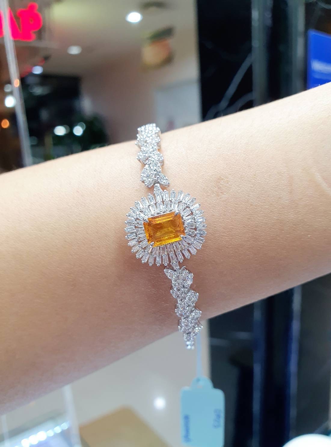 พร้อมส่งและสั่งผลิตสร้อยข้อมือทองเพชรเบลเยี่ยมแท้ขาวสวยไฟดี ดีไซน์หรูหรามีเสน่ห์ ใส่ได้ทุกโอกาสสุดคุ้มค่ะ พลอยบษราคัมบางกะจะ(พลอยสยาม) เจียรไนเหลี่ยมEmeraldสีสวยใส แต่งงาน หมั้น ใส่เที่ยว ออกงาน ทองคำ 18K เพชรแท้ 1.80 กะรัต 152 เม็ด ราคาถูกมาก ส่งฟรี