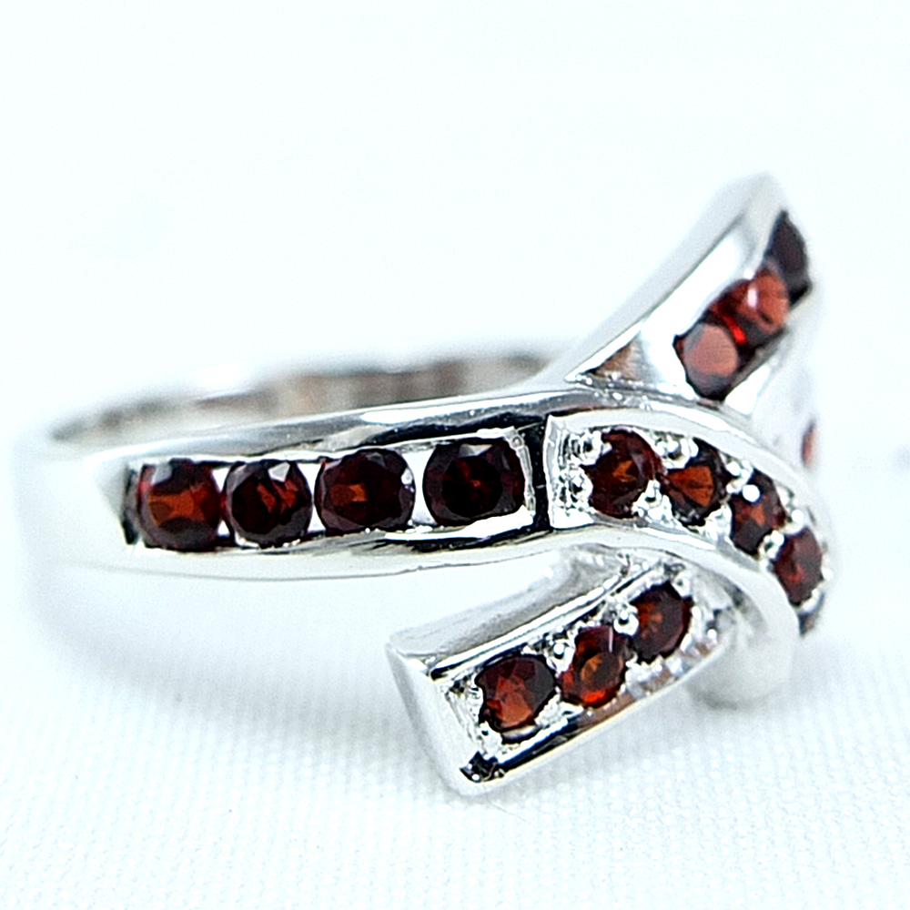 แหวนเงินแท้ราคาถูกชุบทองคำขาว พลอยแท้โกเมนเม็ดกลาง 0.66 กะรัต เม็ดข้าง 0.12 กะรัต งานประณีตสวยงาม สั่งผลิตค่ะ