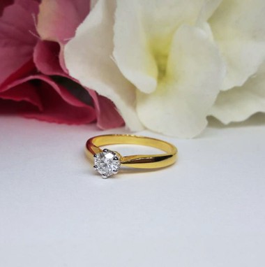 สั่งผลิตเพชรเบลเยี่ยมคัท แหวนแต่งงาน แหวนหมั้น ใส่เที่ยว ออกงาน แหวนทองคำ 18K เพชรแท้ 0.30 กะรัต 2.42 กรัม น้ำ 99 ราคาถูกมาก มีใบรับประกันค่ะ