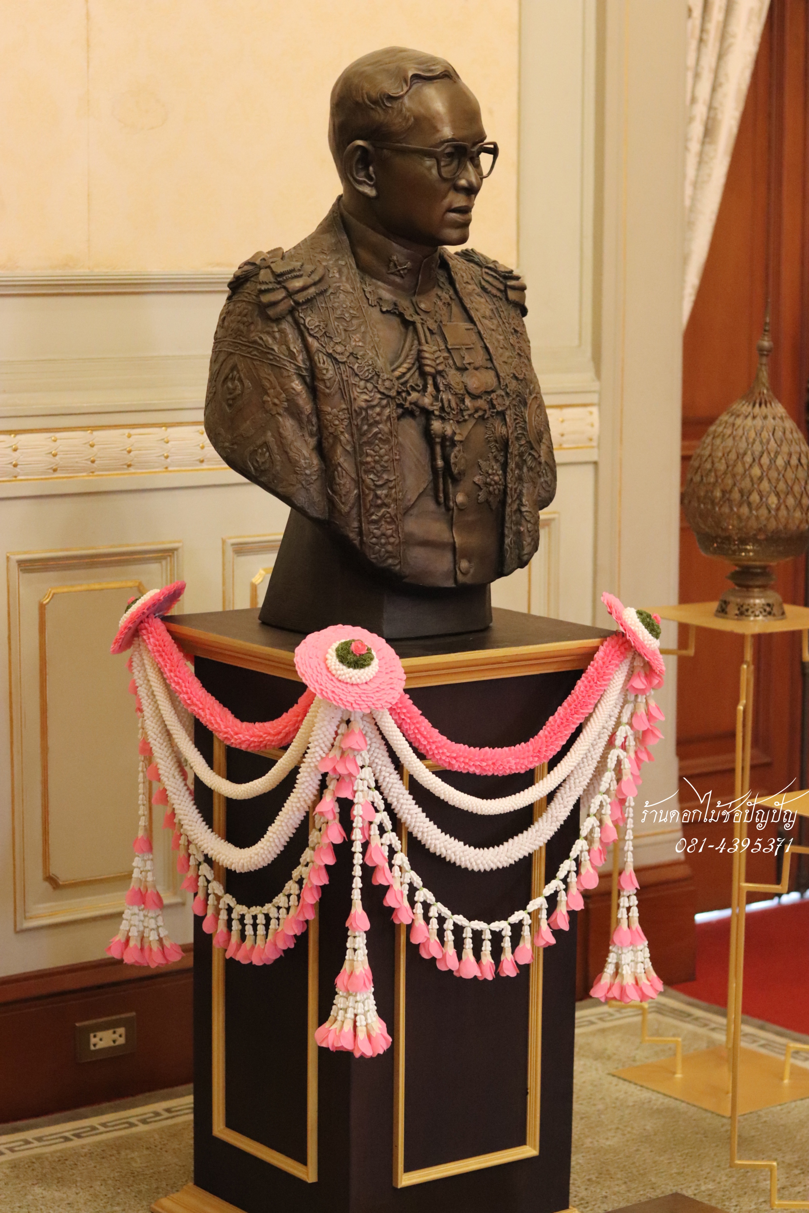 เฟื่องดอกไม้ประดิษฐ์ แท่นในหลวง ร.9