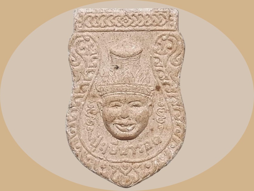 เศียร ปู่ฤาษีนารอด อุทญานปู่ฤาษีนารอด สุพรรณบุรี ยันต์ ฤ ฤา ปี 2513 เนื้อผง แบบเสมา