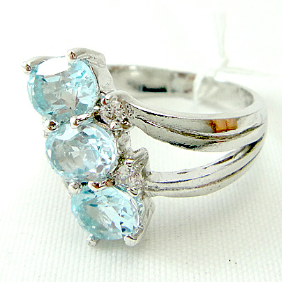 แหวนเงินแท้ราคาถูกชุบทองคำขาว สวิสบลูโทปาซแท้ 2.85 กะรัต เพชรCZ 0.12 กะรัต งานประณีตสวยงาม สั่งผลิตค่ะ