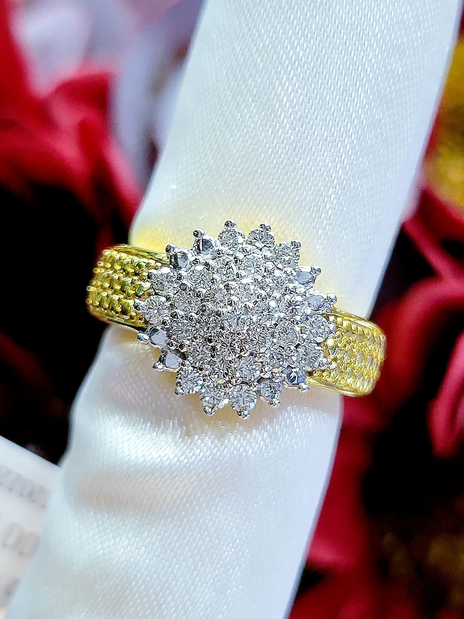 พร้อมส่งและสั่งผลิตแหวนเพชรแท้กระจุกกลมทรงชู หน้ากว้างสวยหรูโดดเด่นด้วยดีไซน์ ตัวเรือนสวยเนี๊ยบ แหวนแต่งงาน แหวนหมั้น ใส่เที่ยว ออกงาน แหวนทองคำ9K เพชรแท้ 0.62 กะรัต 29 เม็ด ราคาถูกมาก ส่งฟรี