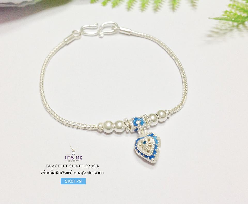 สร้อยข้อมือเงินแท้99.9% งานสุโขทัย สร้อยร้อยหัวใจสีฟ้า เส้นไม่ใหญ่มากค่ะ เล็กๆ น่ารักๆ งานจริงน่ารักค่ะ ใส่เล่นหรือใส่กับชุดไทยก็ดูสวยค่ะ (ขนาดประมาณทอง 2 สลึงตัน)