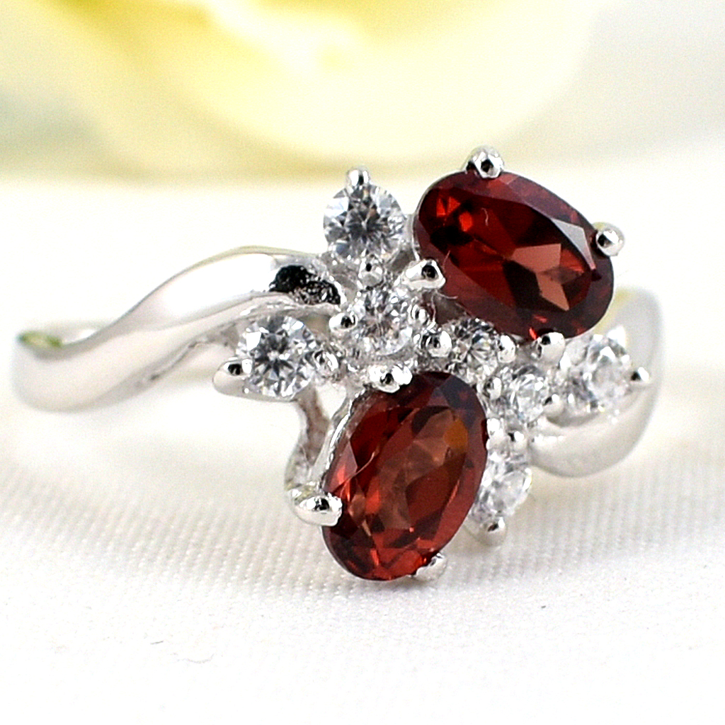 แหวนเงินแท้ราคาถูกชุบทองคำขาว พลอยแท้โกเมน 1.14 กะรัต เพชรCZ 0.235 กะรัต งานประณีตสวยงาม สั่งผลิตค่ะ