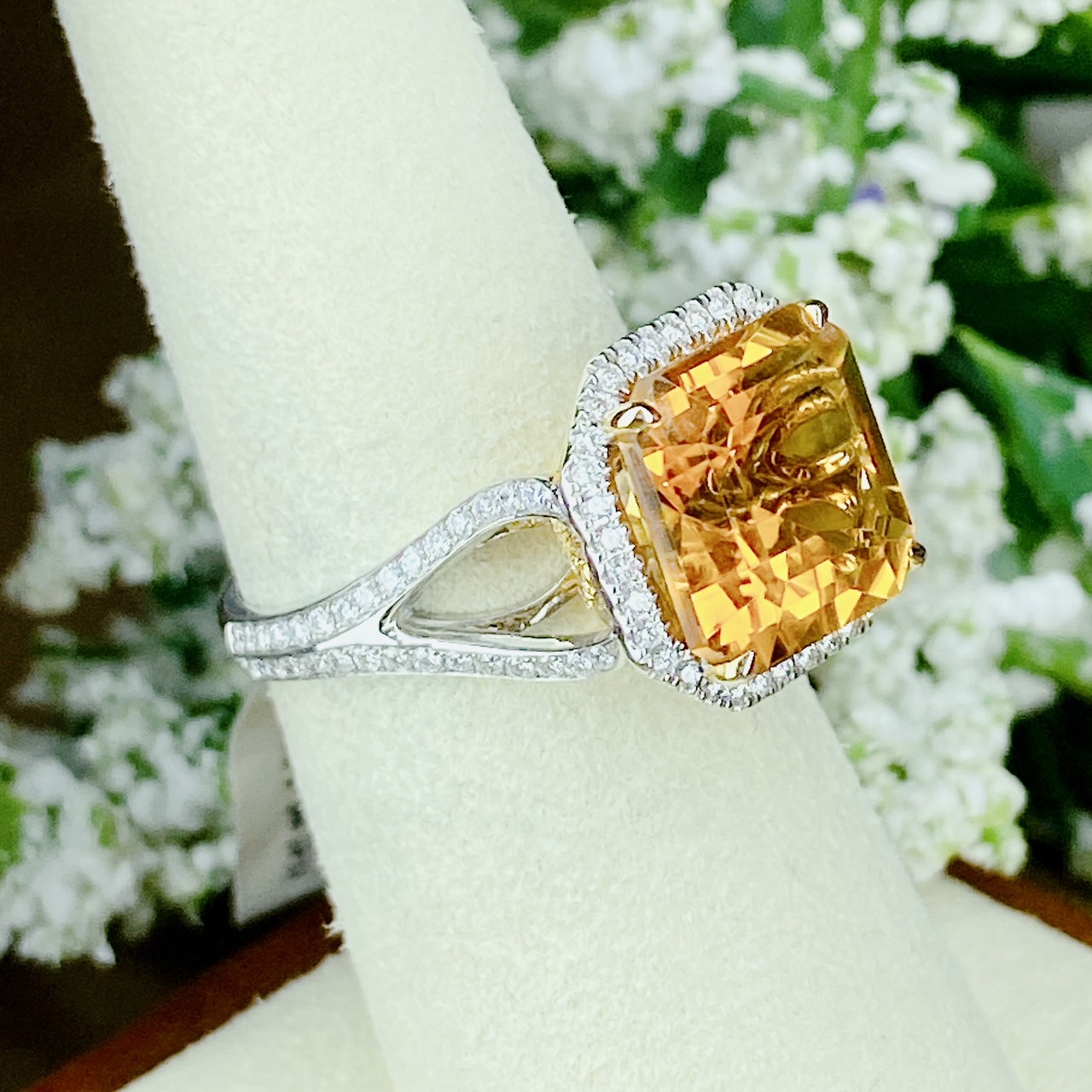 Citrine จากประเทศมาดากัสการ์ เป็นพลอยดิบ ไม่เผา สีเหลืองทอง(สวยมากๆ) โดยปกติซิทรินที่ดิบธรรมชาติจะหายากในปัจจุบัน ส่วนมากจะนิยมกันในหมู่ร้านค้าเพื่อช่วยดึงดูดทรัพย์และความมั่นคง