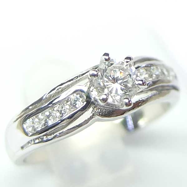 แหวนเงินแท้ราคาถูกชุบทองคำขาว เพชรCZเม็ดกลาง 0.25 กะรัต เพชรCZเม็ดข้าง 0.16 กะรัต งานประณีตสวยงาม สั่งผลิตค่ะ