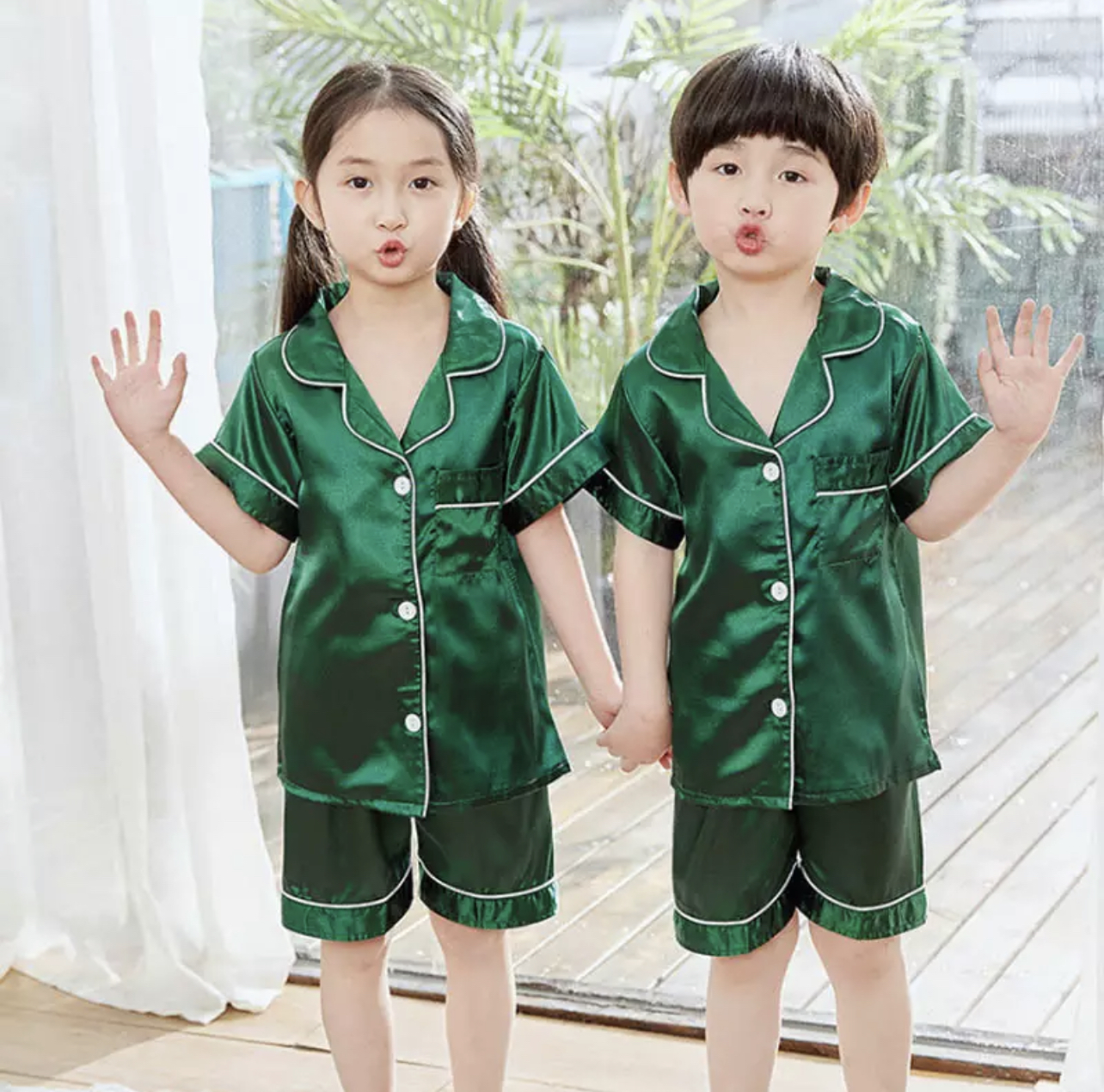 พร้อมส่ง ชุดนอนเด็ก ชุดนอนซาติ เซ็ท2ชิ้น เสื้อแขนสั้น+กางเกงขาสั้น