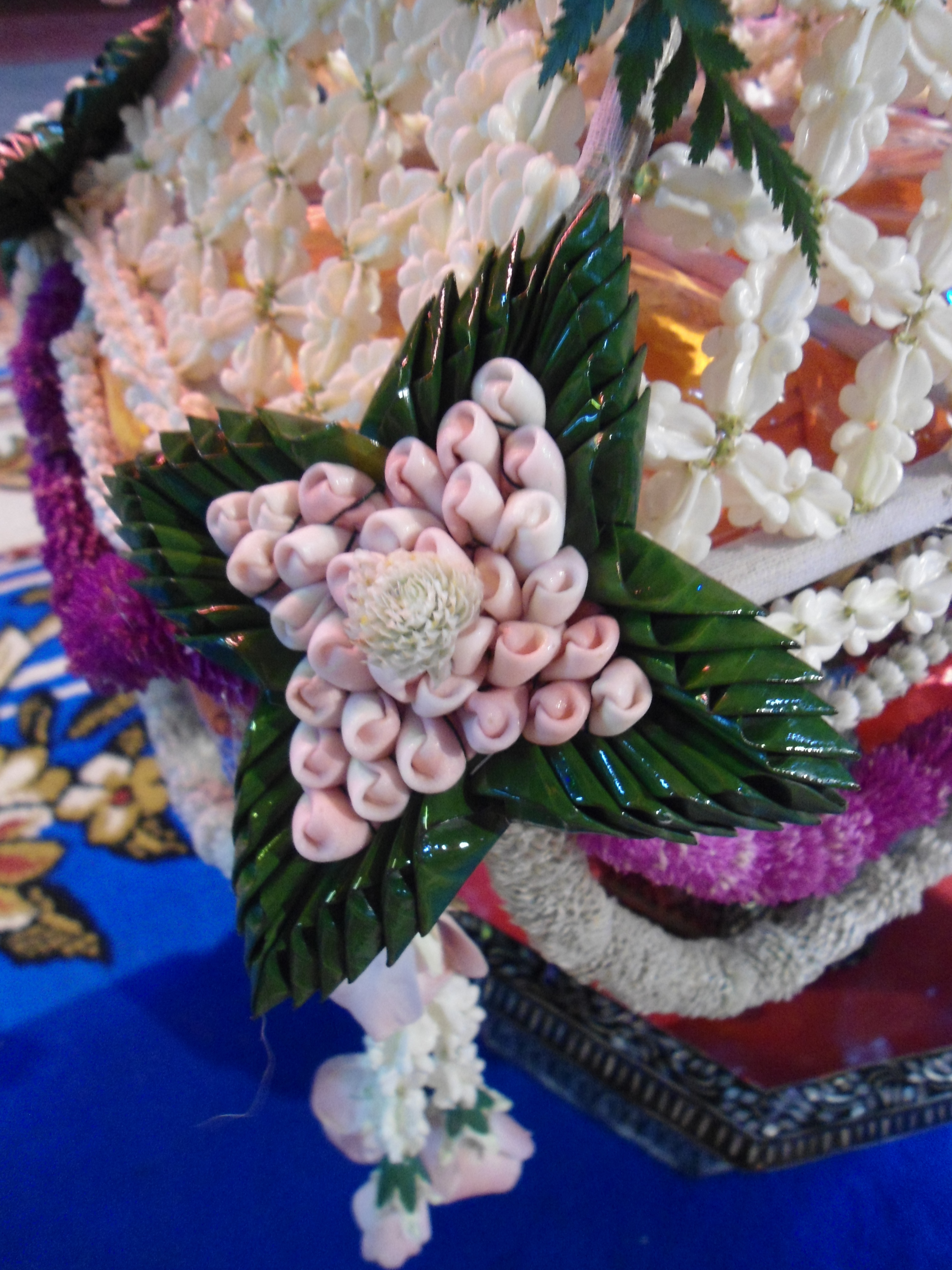 ดอกไม้สดคลุมผ้าไตร (ส่งงาน อู๋รถผู้ใหญ่ทรัพย์สมบูรณ์ อ.บางปะอิน จ.อยุธยา)