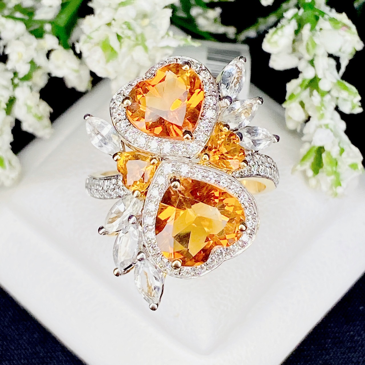 Citrine รูปหัวใจ ต่างไซส์ ล้อมด้วยเพชรน้ำ100 ประดับด้วยไว้ White Sapphire รูปทรงมาคีส์