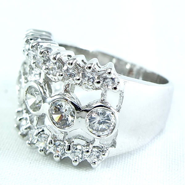 แหวนเงินแท้ราคาถูกชุบทองคำขาว เพชรCZเม็ดกลาง 1.0 กะรัต เพชรCZเม็ดข้าง 0.54 กะรัต งานประณีตสวยงาม สั่งผลิตค่ะ