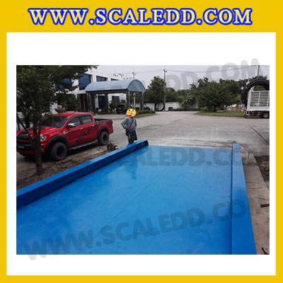 เครื่องชั่งรถบรรทุกขนาด 50 ตัน โครงสร้างแท่นชั่งทำจากเหล็กขนาด 3x8 เมตร ค่าละเอียด 5 กิโลกรัม แบบพื้นแท่นชั่งหน้าเหล็ก