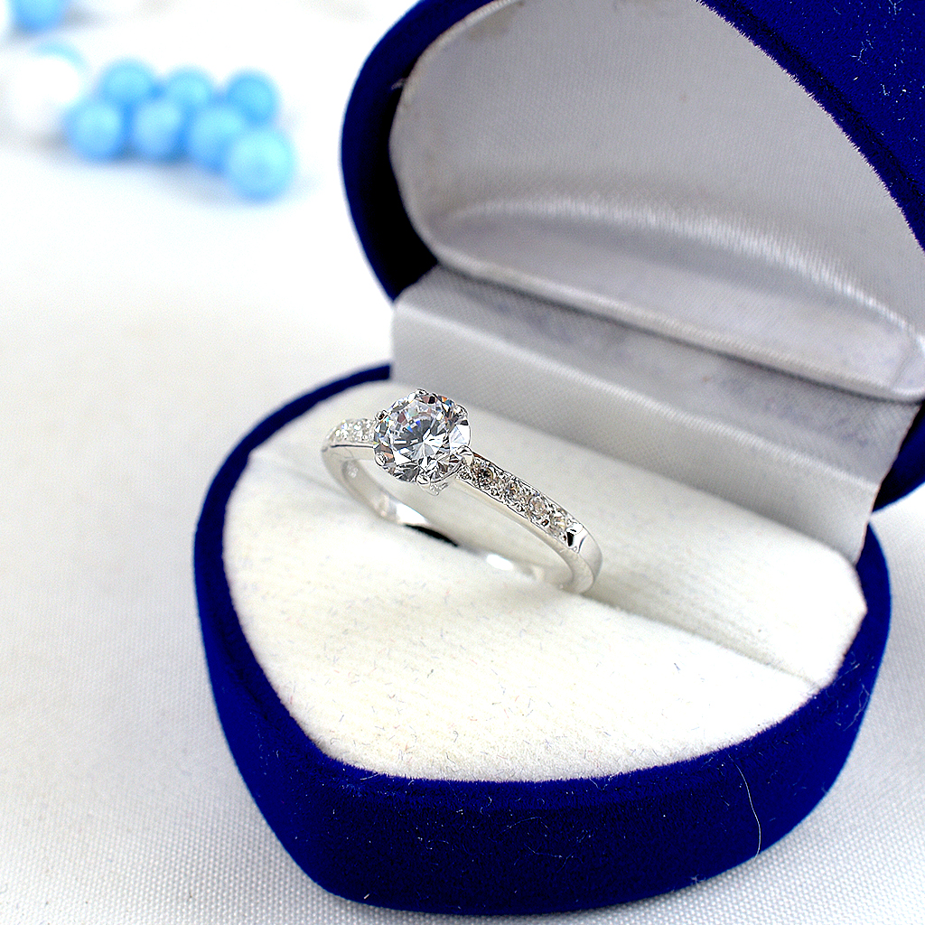 แหวนเงินแท้ราคาถูกชุบทองคำขาว เพชรCZเม็ดกลาง 0.80 กะรัต เพชรCZเม็ดข้าง 0.15 กะรัต งานประณีตสวยงาม สั่งผลิตค่ะ