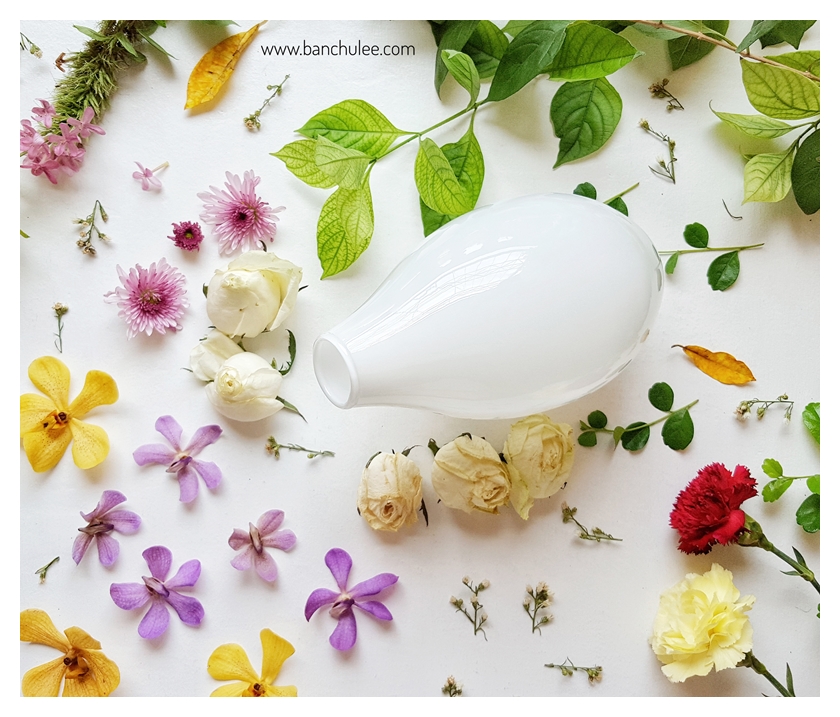 White Oval Glass Vase แจกันแก้วทรงรี สีขาว