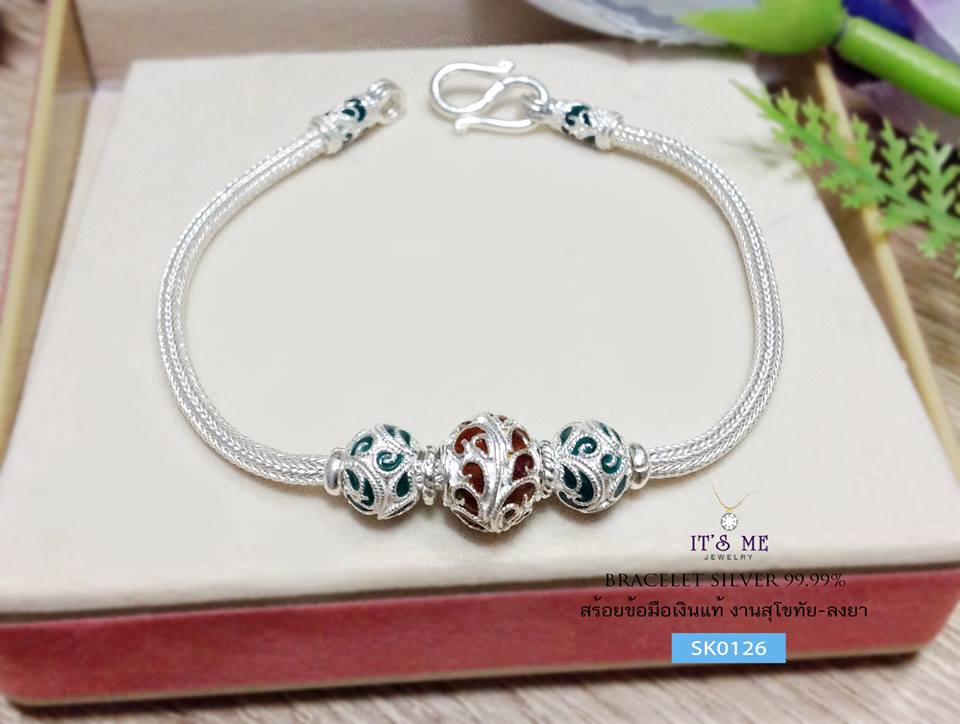 สร้อยข้อมือเงินแท้99.9% งานสุโขทัย สร้อยลายหกเสา - ลงยาสีเขียว แดง เล่นลายไทย งานจริงสวยมากๆ ค่ะ สร้อยเส้นเล็กๆ นะคะ ไม่ใหญ่มาก