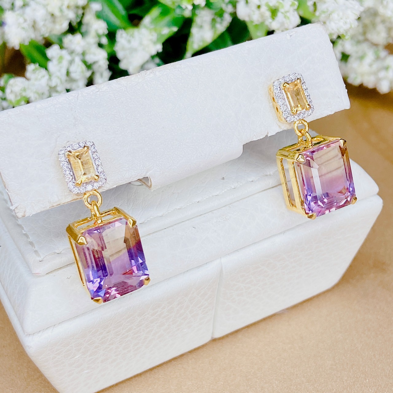 ต่างหูพลอยซิทริน&อเมทริน คู่นี้พลอยสวยสะดุดตามากค่ะ ซิทรินล้อมเพชรน้ำร้อยห้อยตุ้งติ้งพลอยอเมทรินไล่ระดับสีม่วงอมเหลือง ใส่สวยแน่นอนค่ะ