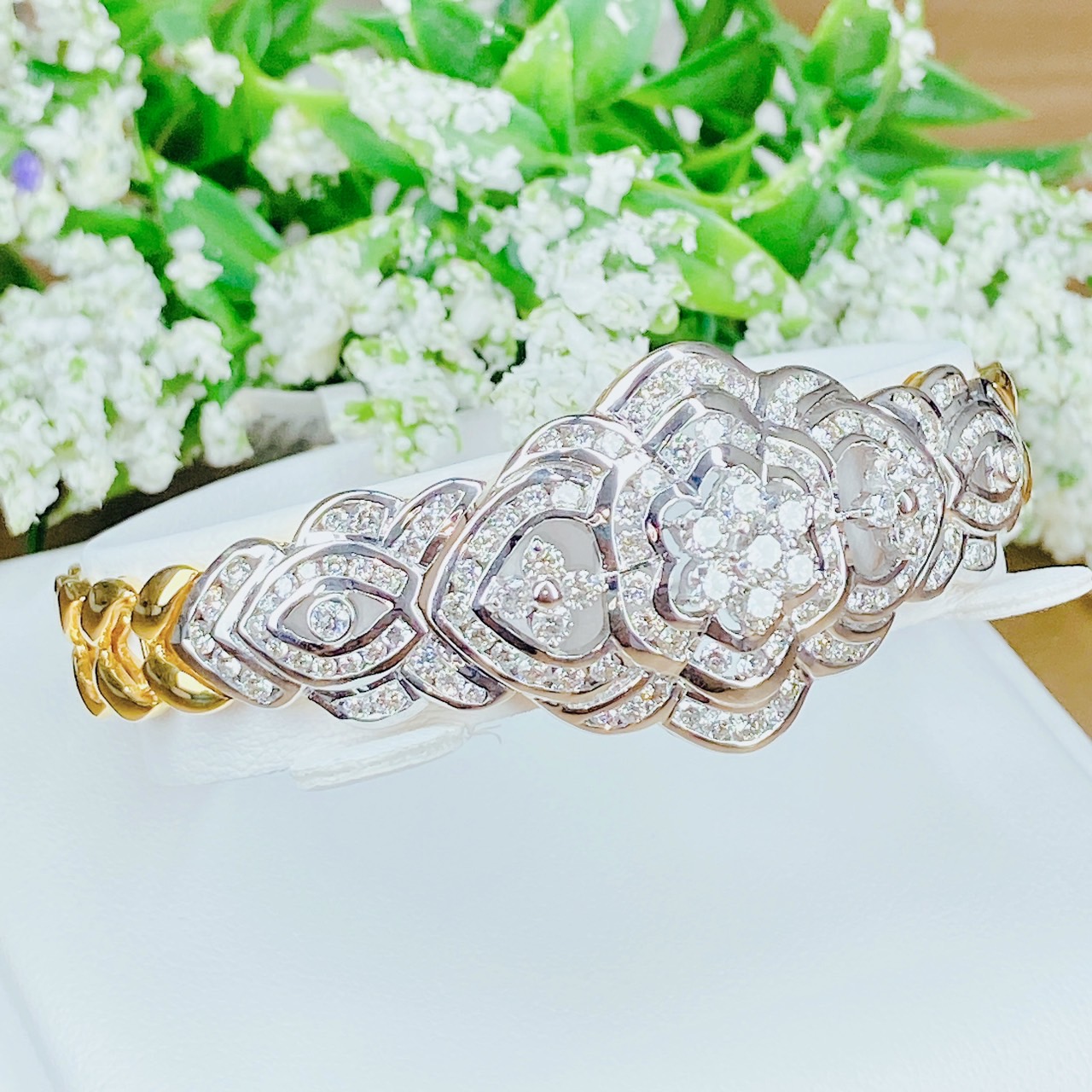 สร้อยข้อมือฝังเพชรลายฉลุเต็มหน้าตรงกลาง Center ฝังเป็นดอกพิกุล แล้วล้อมเพชรรอบชั้นนอกถัดมา ตัวเรือนทองหนา ชิ้นงานใหญ่ ใส่เต็มข้อมือ อลังการมากค่ะ