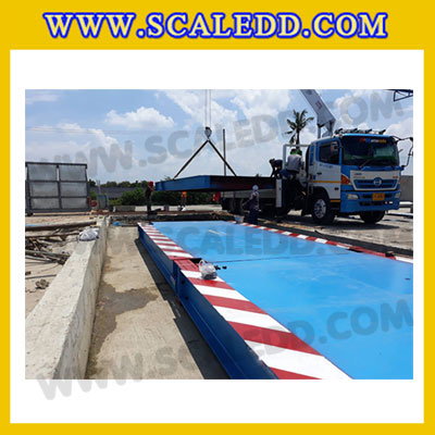 เครื่องชั่งรถบรรทุกขนาด 100 ตัน โครงสร้างแท่นชั่งทำจากเหล็กขนาด 3x18 เมตร ค่าละเอียด 10 กิโลกรัม แบบพื้นแท่นชั่งหน้าเหล็ก