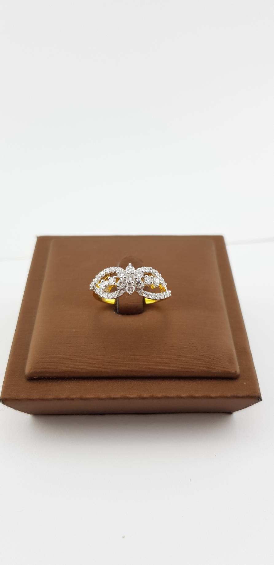 สั่งผลิตเพชรเบลเยี่ยมคัท แหวนแต่งงาน แหวนหมั้น ใส่เที่ยว ออกงาน แหวนทองคำ 18K เพชรแท้ 0.64 กะรัต 2.99 กรัม น้ำ 99 ราคาถูกมาก มีใบรับประกันค่ะ