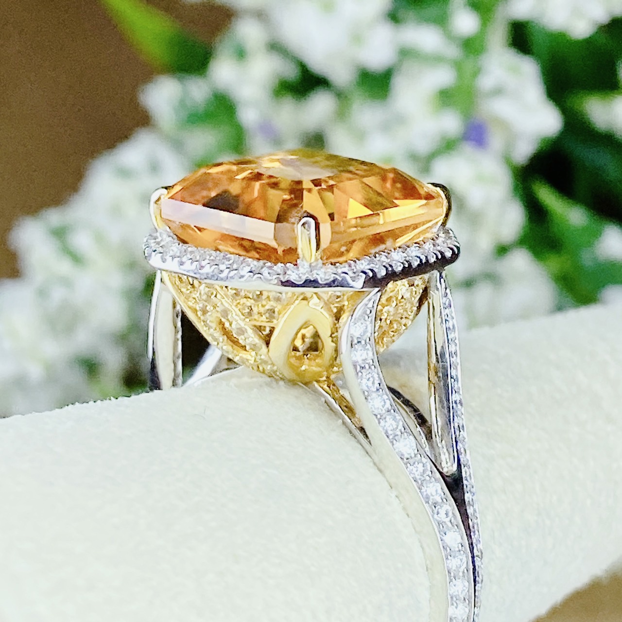Citrine จากประเทศมาดากัสการ์ เป็นพลอยดิบ ไม่เผา สีเหลืองทอง(สวยมากๆ) โดยปกติซิทรินที่ดิบธรรมชาติจะหายากในปัจจุบัน ส่วนมากจะนิยมกันในหมู่ร้านค้าเพื่อช่วยดึงดูดทรัพย์และความมั่นคง