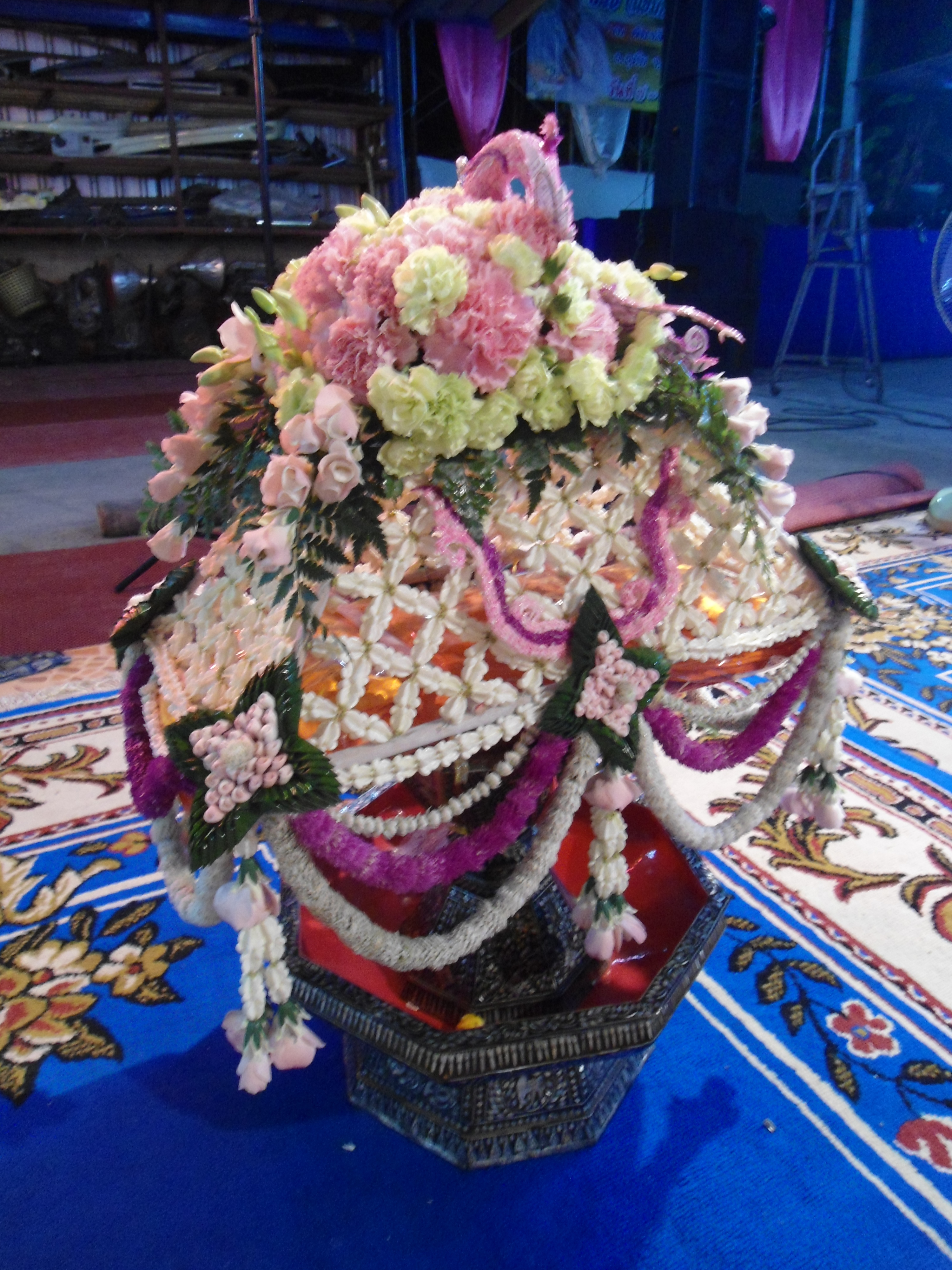 ดอกไม้สดคลุมผ้าไตร (ส่งงาน อู๋รถผู้ใหญ่ทรัพย์สมบูรณ์ อ.บางปะอิน จ.อยุธยา)