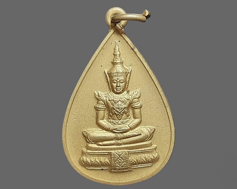 เหรียญ พระแก้วมรกต วัดสัมพันธวงศารามวรวิหาร กรุงเทพมหานคร ปี 2547 อ.อุ.ม. เนื้อกะหลั่ยทอง